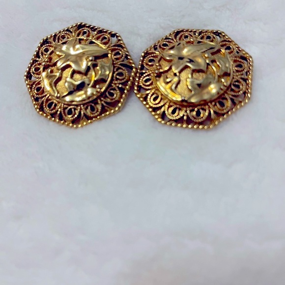 Vintage Avon clip on earrings. Gold tone - Picture 1 of 6
